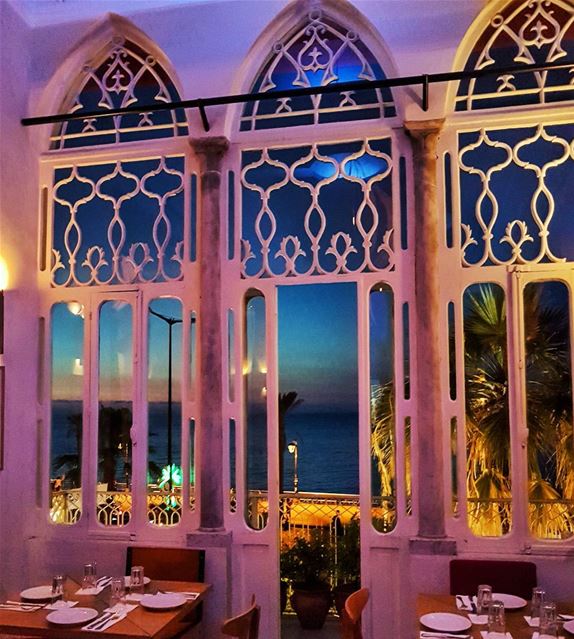 The night blue through the window  casablancarestaurant  beirut ... (Ain El Mreisse, Beyrouth, Lebanon)