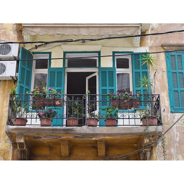 The perfect spot to invite the neighbor for an afternoon coffee ☕️🌿🌺 liveauthentic (Mar Meter - Achrafieh)