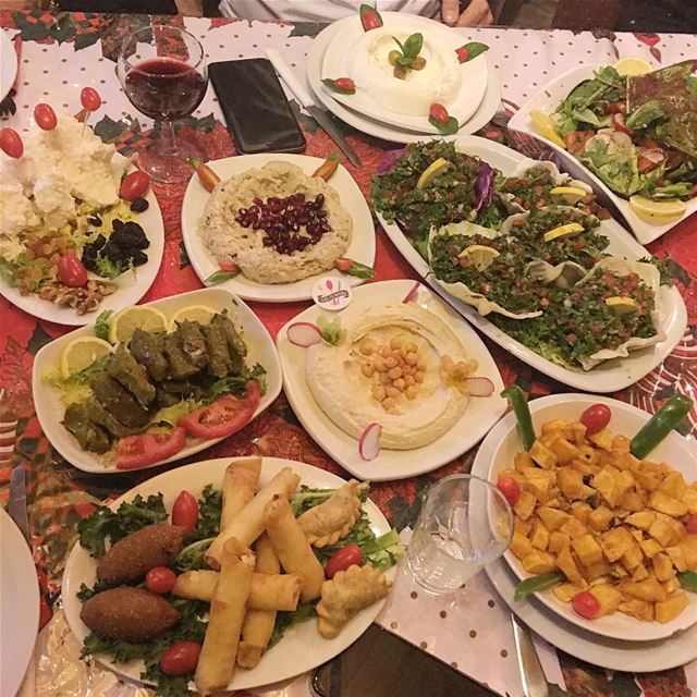 The perfect Sunday lunch spread 😍😍😋😋 @zorbalodges  ehden ...... (Zorba Lodges - Ehden)