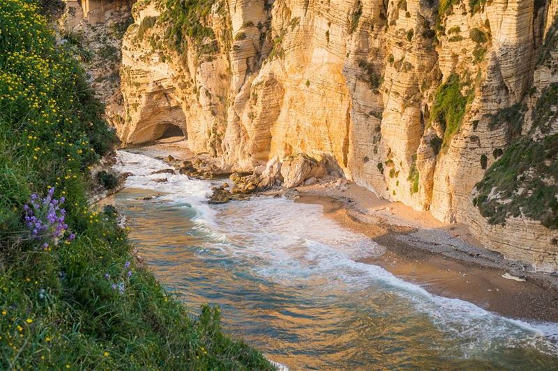 The Raouche beach, only accessible by boat  vsco ... (Raouché)