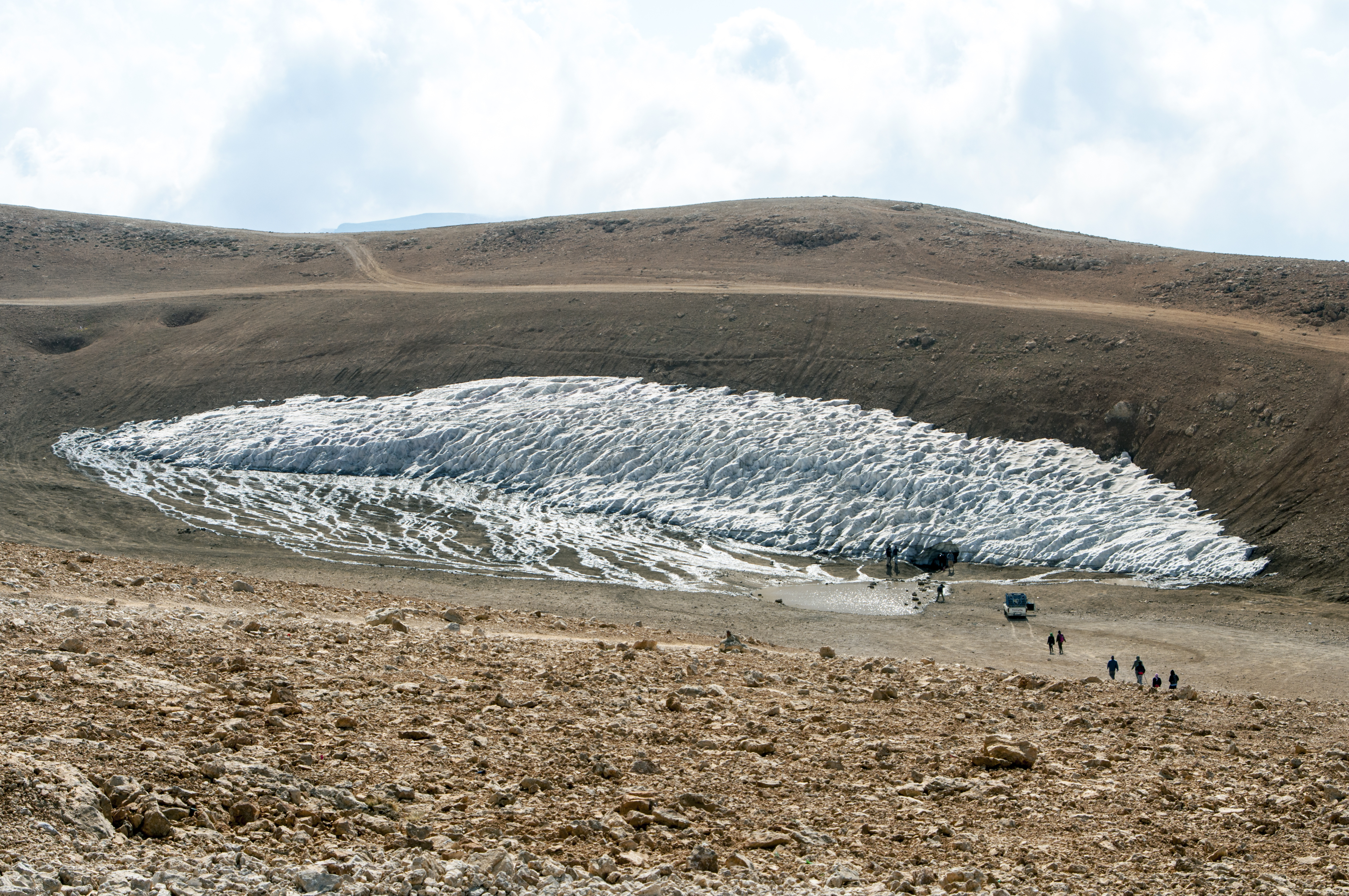 The snow cave (Black Peak)