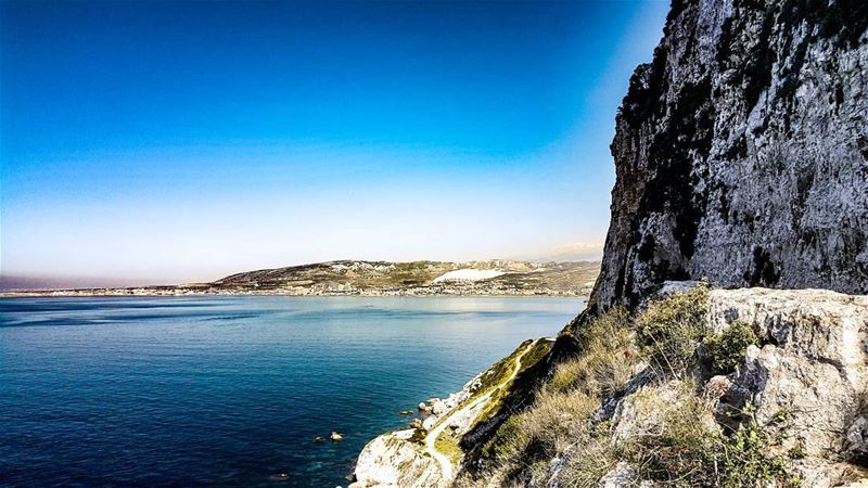 There's always a midline separator between up and down.  lebanonspotlights... (El Herri, Liban-Nord, Lebanon)