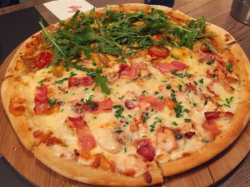 This place serves amazing pizza 🍕 we ordered half carbonara half Goat... (Brummana)