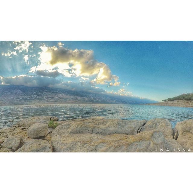 Tu voz es una salida de emergencia.  ... (Lake Qaraoun)