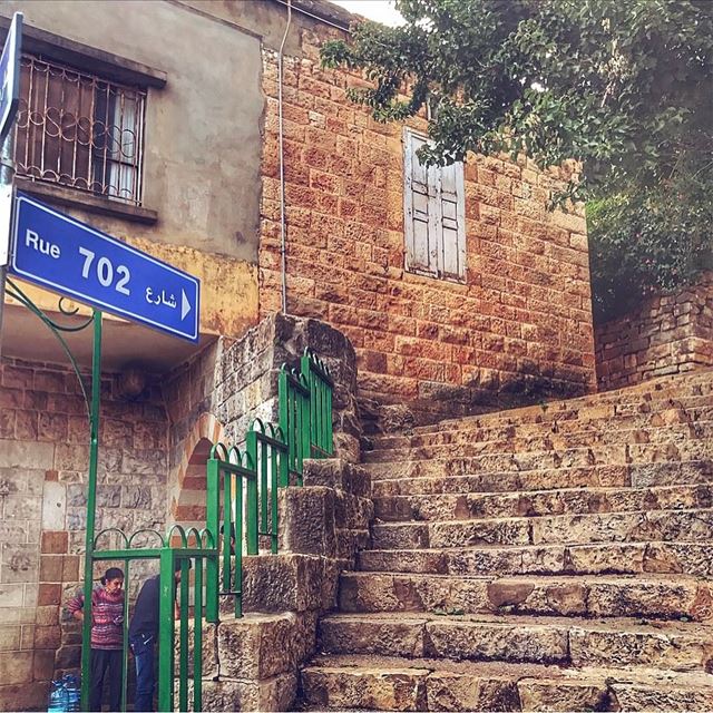 Une maison cachée a Rue 702 🏠🌸🐓 - ........ natureonly... (Dhoûr Ech Choueïr, Mont-Liban, Lebanon)