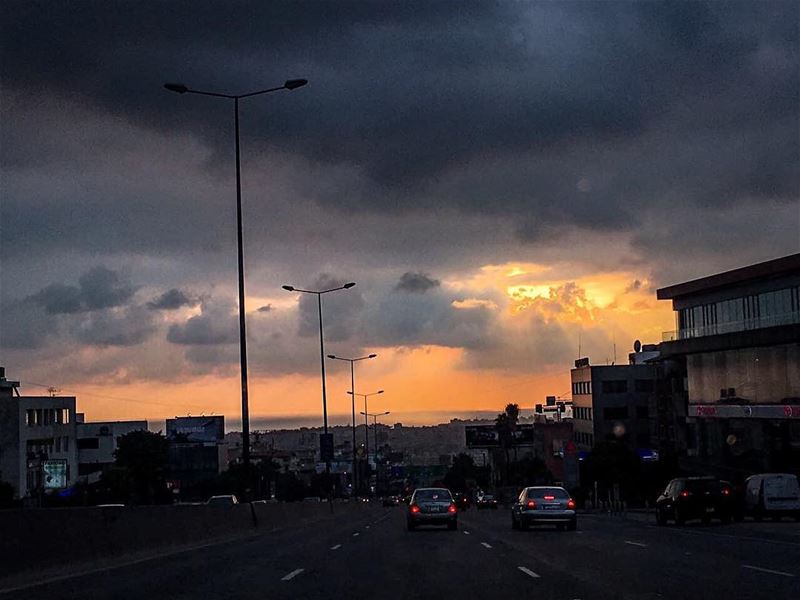 Watch more sunsets than Netflix🙌🏻 (Hazmieh)