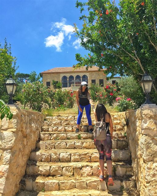 Who else needs a hand to get through Monday?I know i do! (Marjayoûn, Al Janub, Lebanon)