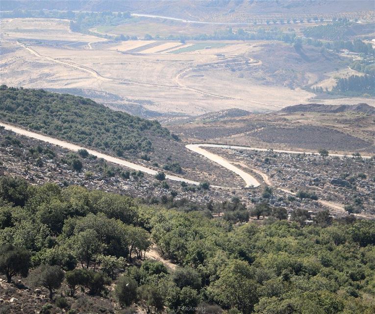 Wide landscapes and open roads @livelovemarjeyoun (Marjayoûn, Al Janub, Lebanon)