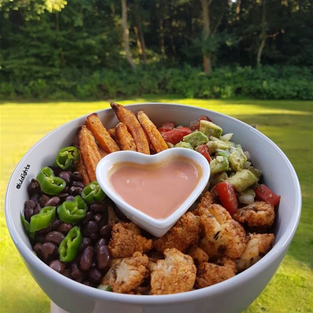 🌱Yesterday's Lunch was this overloaded vegan Bowl🌱Filled with sweet... (Germany)