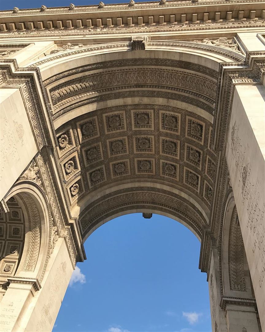 Yup, it’s all abt that angle! For the love of architectural details ✨رونق... (Arc de Triomphe)