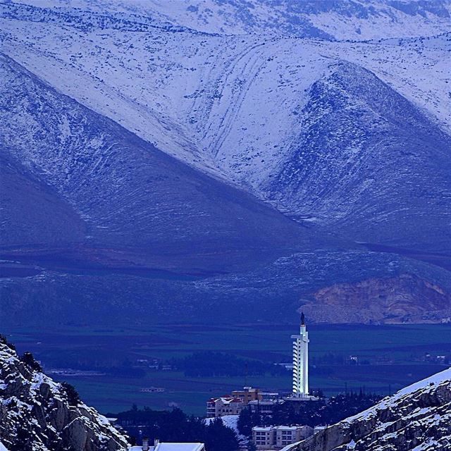 Zahle coberta de neve nesta quarta-feira, fotografada por Clement Tannouri... (Zahlé, Lebanon)