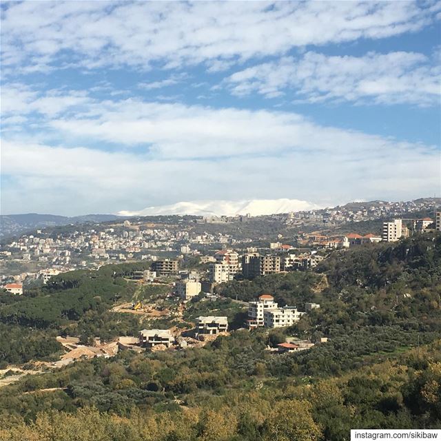 Фото мало что передают, ну в живую вид шикарный, ещё и горы все в снегу 🏔� (Abey, Mont-Liban, Lebanon)