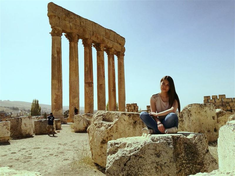 Я с таким гордым видом сижу на фоне руин храма Юпитера в Баальбеке (Baalbek Temple)