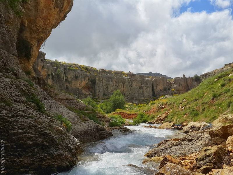 أسند نفسك بنفسك فالكل حيطانهم مائلة👌👌 lebanon  photography ... (Kfardebian,Mount Lebanon,Lebanon)