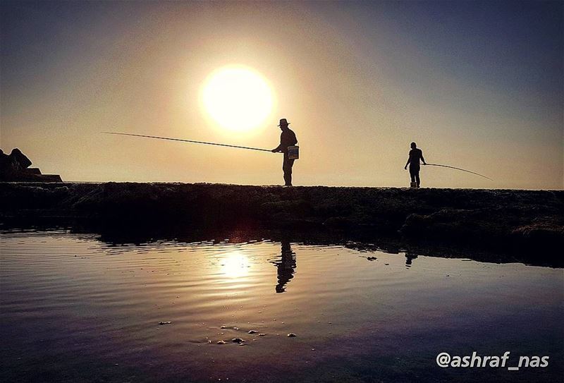 أعرف يا حبيبي أنك ظل مائلوأن أيامك لا تقيم وكالمدى تبعد ثم تبعد...أعرف يا (Tyre, Lebanon)