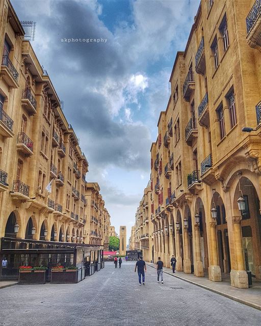 أكثر ما يخفف القهر ليس الصراخ و الغضب.. بل الرقة..! *أنسي الحاج *... (Downtown Beirut)