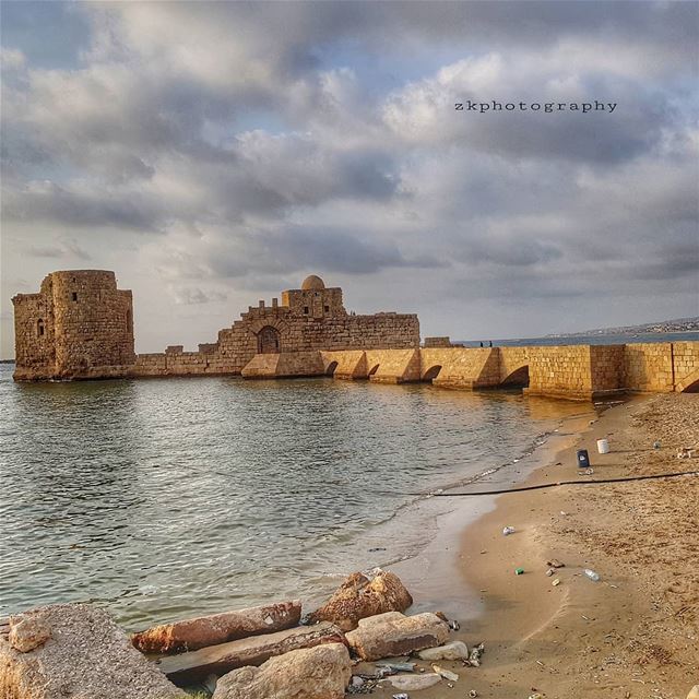 أنا العاشق السيء الحظ.. لا أستطيع الذهاب اليكِ و لا أستطيع الرجوع اليّ... ت (Saïda, Al Janub, Lebanon)