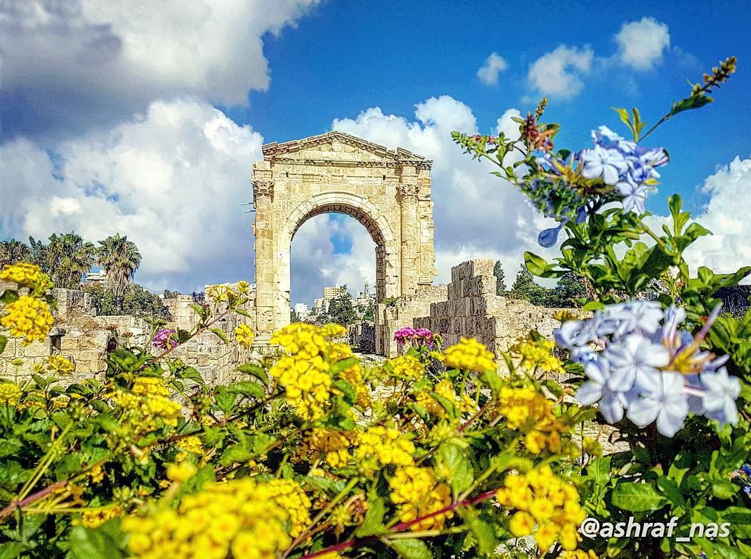 أنا اللي بيسموني الملكةبالغار متوّج زمني...ومملكتي ما فيها بِكِيوجبيني و (Roman ruins in Tyre)