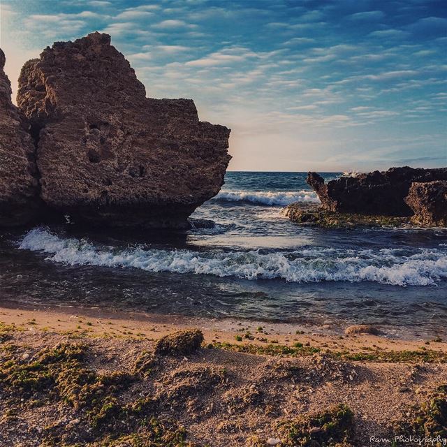 إنت ومعي، بحبّك أنا قدّ المدى.. إنت ومعي، ما بدّي من بعدك حدا..إنت ومعي، قل (Corniche El Mina Tripoli)