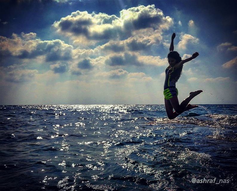 ابحث عني أنا في مكان ما... أغوص وأنتظر يديك أنا في مكان ما... أنطفئ وأنتظ (Tyre, Lebanon)