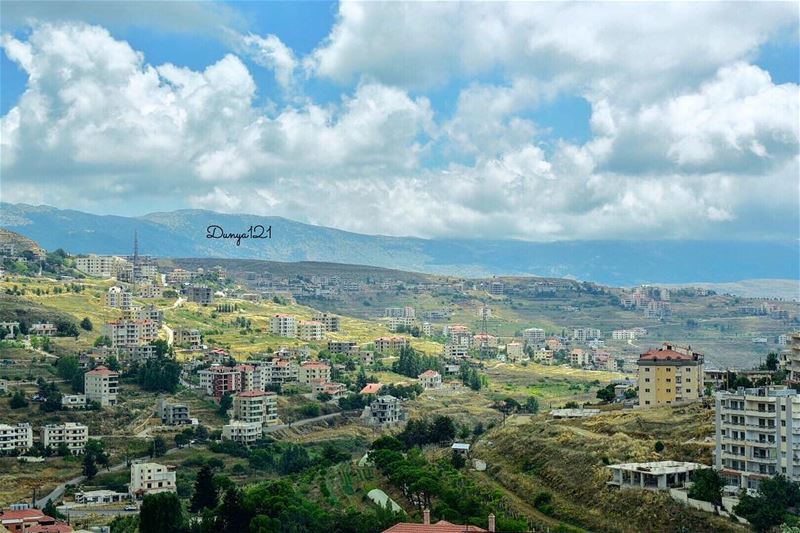 اخبروا الغائبين بِـِ أن صباحنا مؤلم بدونهم🥀 لبنان بيروت جبل طبيعة... (Beirut, Lebanon)