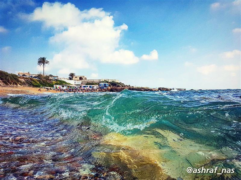 الموج الأزرق في عينيكيجرجرني نحو الأعمق...وأنا ما عندي تجربةٌفي الحب ولا (Tyre, Lebanon)