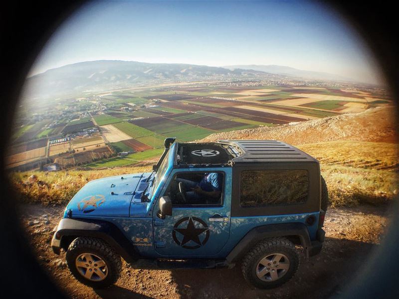 الواقِفُون على قِمة جَبل، لَم يَسقطوا من السمَاء هُنَاك.   jeep jeepjk ... (Bekaa)