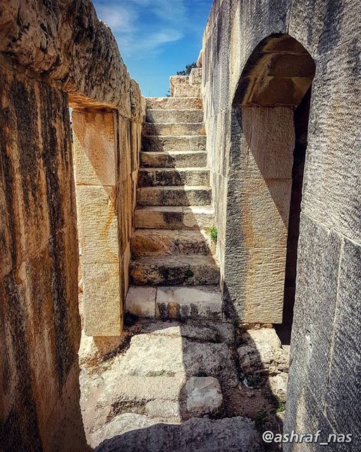 ان مس ذكر لقانا أو لصور سنىمس الكمال رؤى التاريخ والعبر...أو خمشت لمعة من (Roman ruins in Tyre)