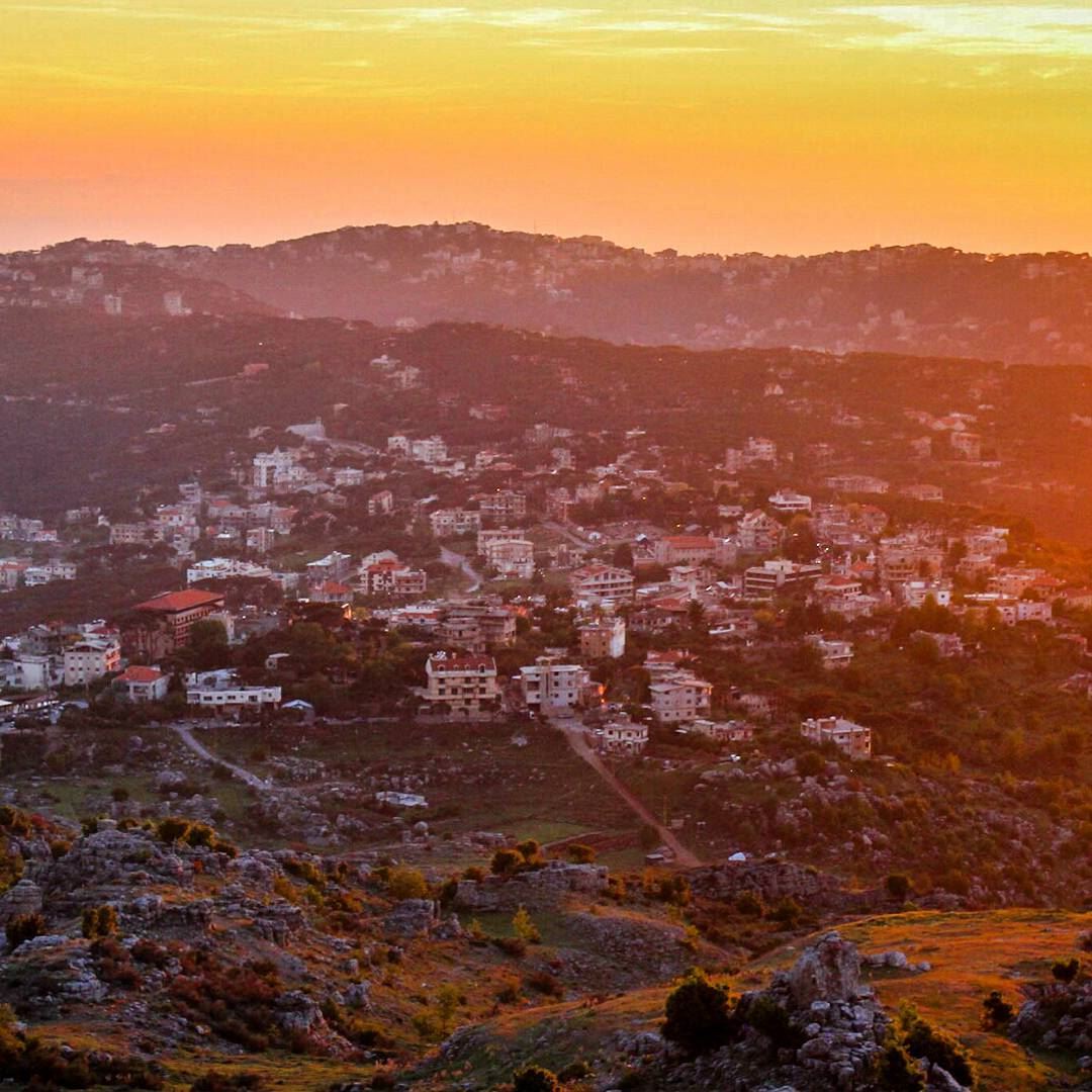 بيتهن ع مطل هيك القاطع عالدنيي بيهل بابن واسعويا حجل صنين ..💛  فيروز.... (Zaarour)