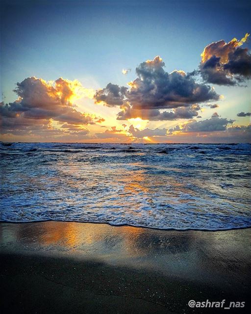 بين السماء وفيء عينيه الغدوجنون قلب عاشق والموعدومسافة من لهفة وتشرد...و (Tyre, Lebanon)