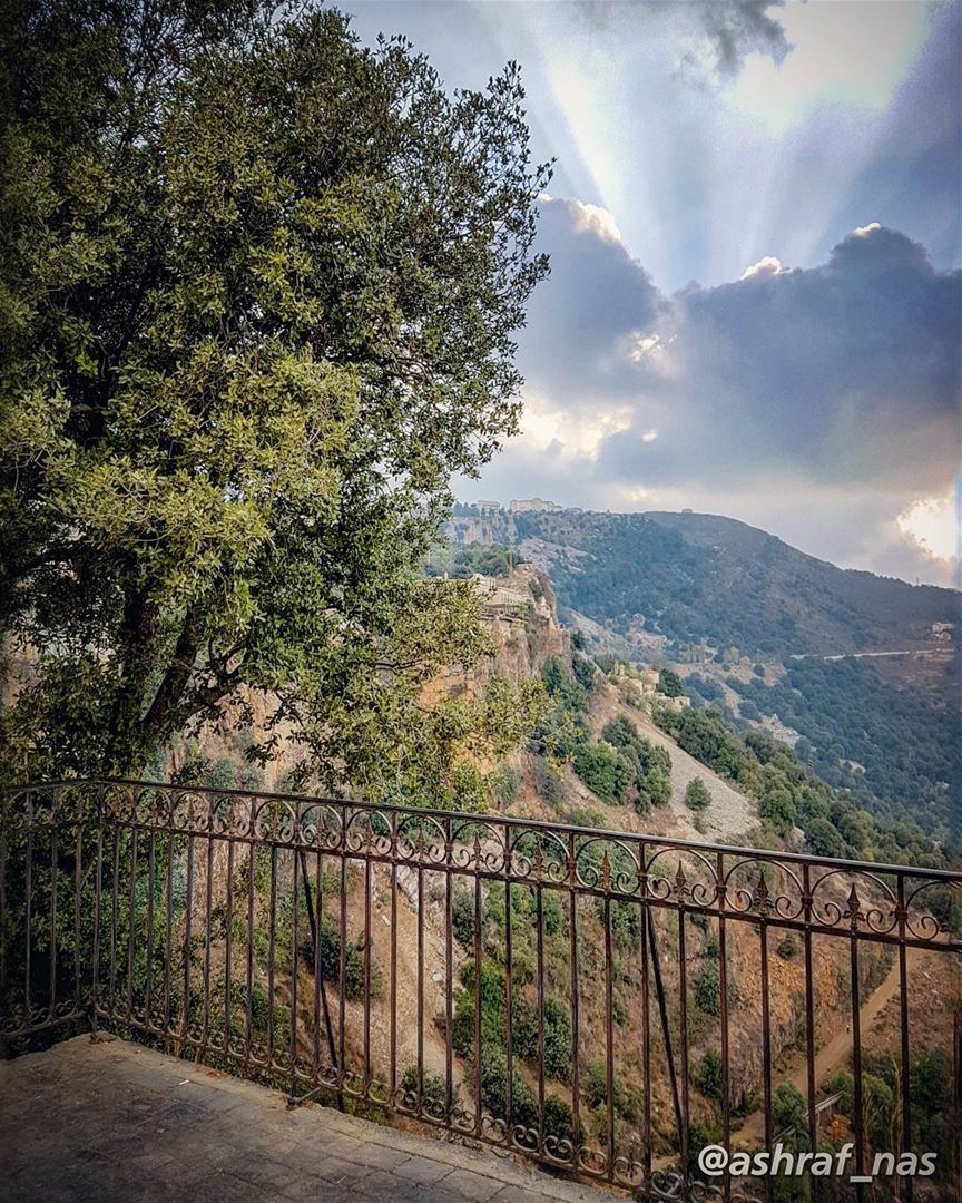 بيني وبينك سجر البنوحبّ الهال وزهر النوم...بيني وبينك تسع جبالوعرب وصحرا (Jezzîne, Al Janub, Lebanon)