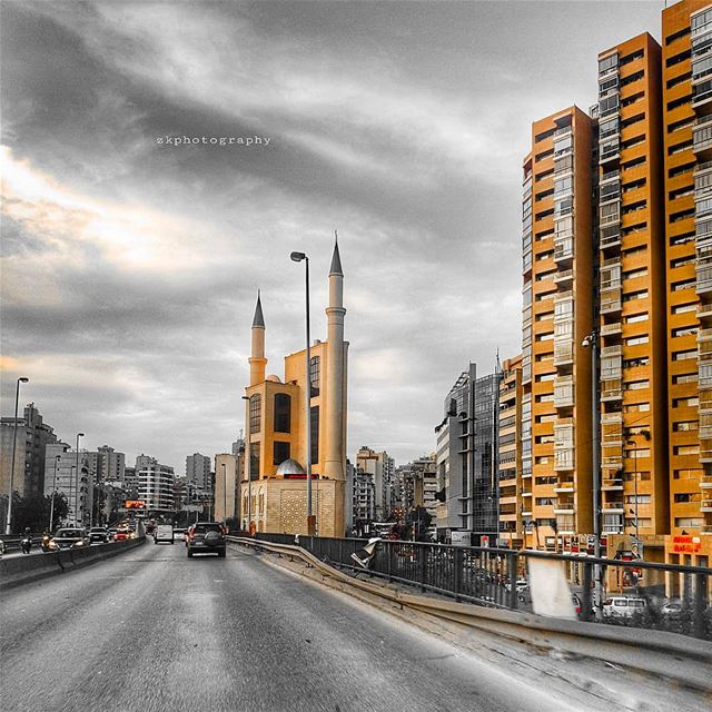 تلونين الوقت المشغول بكِ.. أنا المشغول بانشغالاتك * insta_lebanon ... (Beirut, Lebanon)