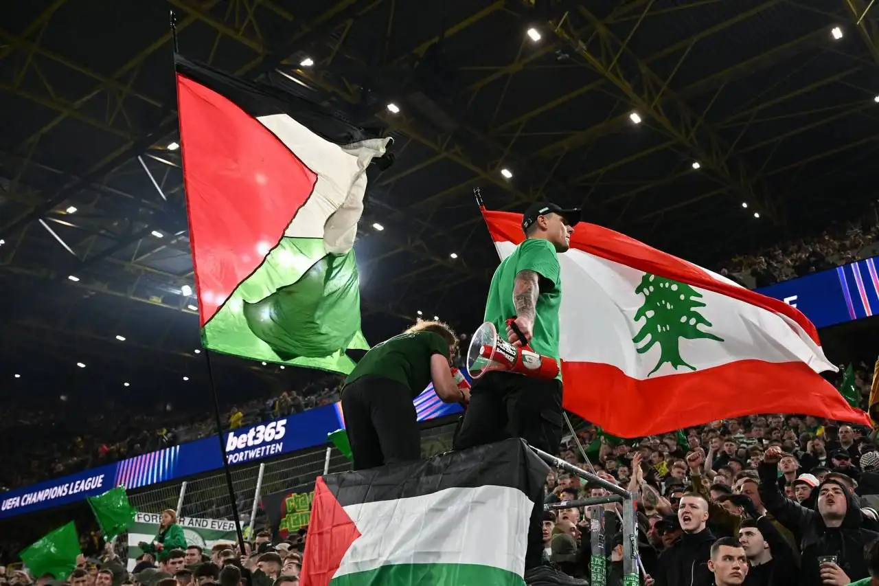 جماهير سيلتيك رفعوا علمي لبنان وفلسطين خلال مباراتهم مع بوروسيا دورتموند في دوري أبطال أوروبا يوم أمس.