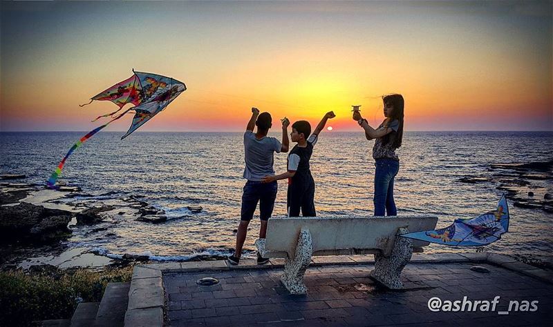 طيري يا طيارة طيري يا ورق وخيطانبدي ارجع بنت صغيرة ع سطح الجيرانوينساني ا (Tyre, Lebanon)