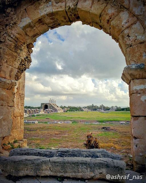 ع اسمك غنيت ع اسمك رح غنيركعت وصليت والسما تسمع مني...ع تلالك ع جبالك ركع (Roman ruins in Tyre)