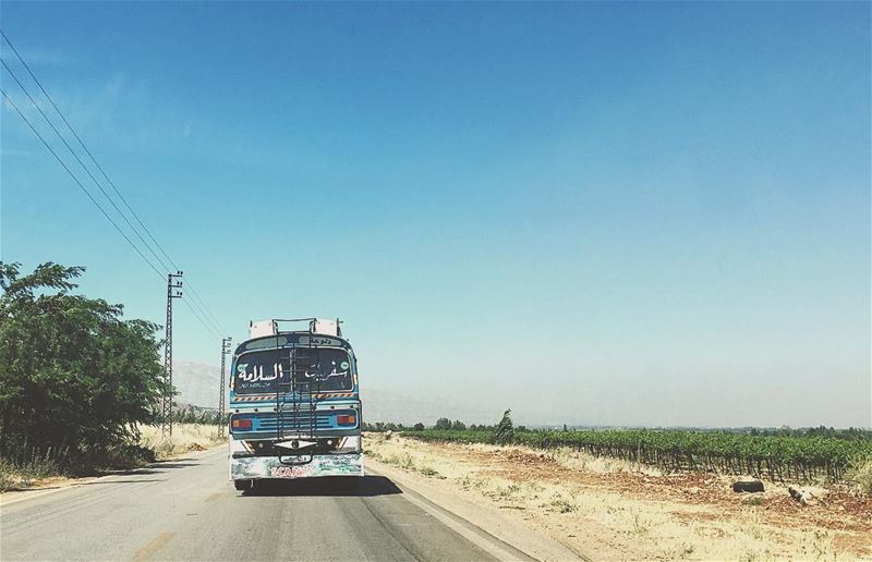 ... 🚌ع هدير البوسطة  bus  village  road  weekend  bekaa  westbekaa ... (Valle de la Becá)