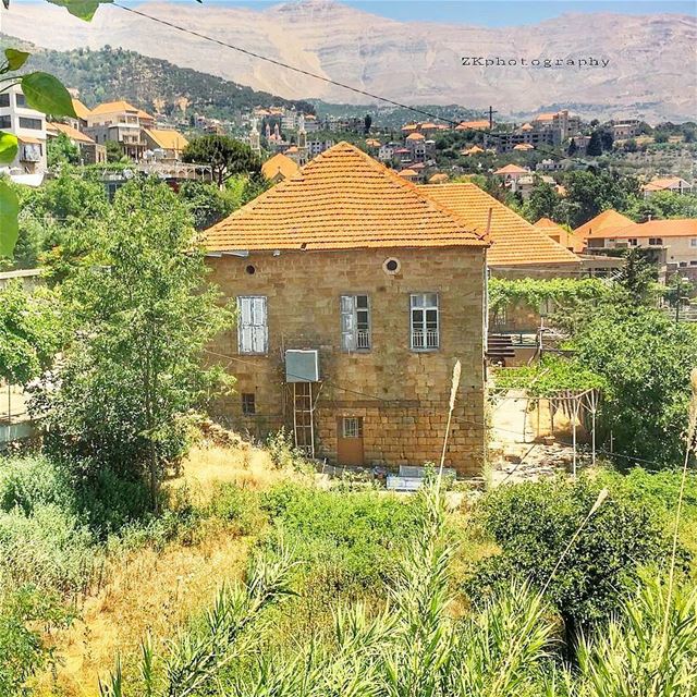 عندي سنونو و في عندي قرميد🎶🎵🎼... 🇱🇧 * insta_lebanon  ig_lebanon ... (Baskinta, Lebanon)