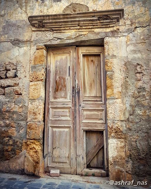 في باب غرقان بريحة الياسمينفي باب مشتاق في باب حزينفي باب مهجور أهلو منسي (Tyre, Lebanon)
