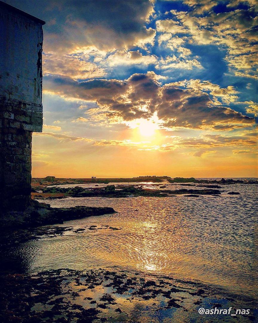 كان يا ما كانيا صمت العشيّهْ...قمري هاجر في الصبح بعيداًفي العيون العسلي (Tyre, Lebanon)