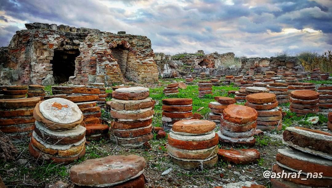 كانت هذه الحمّامات الرومانية جزء من مجمع ضخم يضم إضافةً إلى غرف الاستحمام،... (Roman ruins in Tyre)