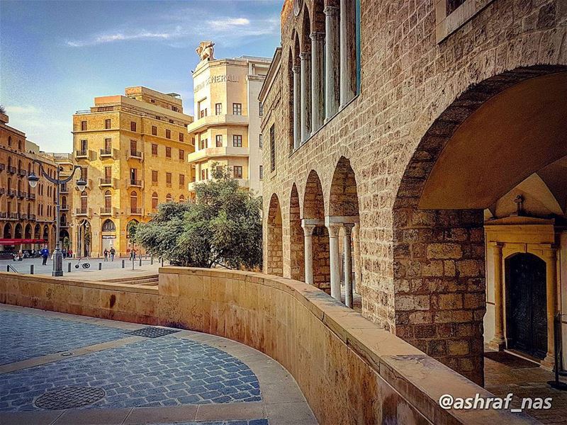 لبيروت... مجدٌ من رمادٍ لبيروتمن دمٍ لولدٍ حُملَ فوق يدهاأطفأت مدينتي قند (Beirut, Lebanon)