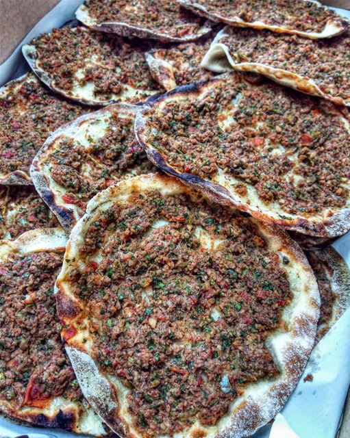 لحم بعجين 😋••• lunch lunchtime eat letseat eeeeeats yummy nomnom... (Beirut, Lebanon)