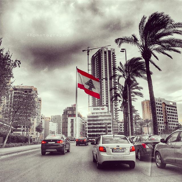 لمين ؟؟ ألك أو الي؟؟ 🇱🇧 • insta_lebanon  ig_lebanon  lebanon_pictures ... (Zaitunay Bay)