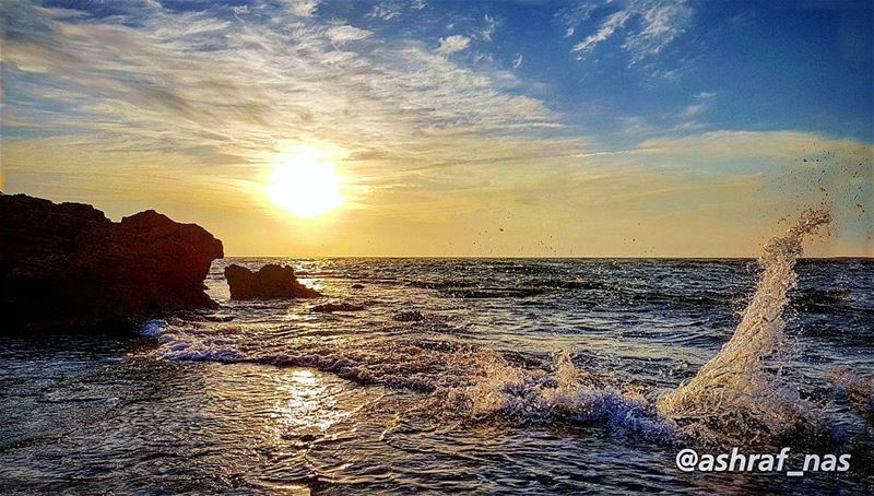 لو بقدر لفتش عليك وللاقيكالكذب الغيم المارق والمنفى سميك...اعطيني اهرب من (Tyre, Lebanon)