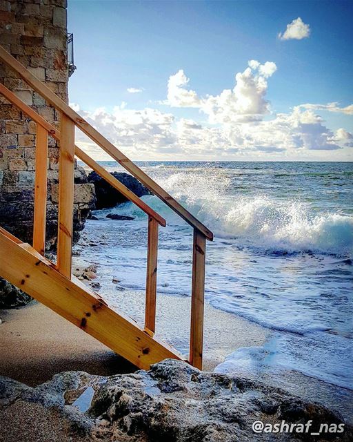 مع قصص الريح غرّبنيع شطوط العمر غرّبنيواكتبني اكتبني عالورق اكتبنيعالحزن (Tyre, Lebanon)