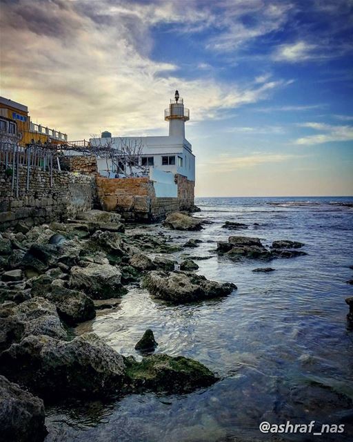 من أنت، كالضوء مررتكخفق العطر، كهزج أغانٍ شعبية...ومضيت شراعاً يحملنيكقص (Tyre, Lebanon)