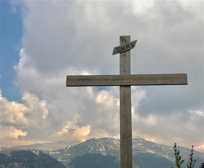 من جرحته الأشواك على الأرض كللته الأزهار في السماء🙏❤️ (Hemlâya, Mont-Liban, Lebanon)