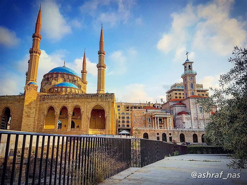 وأنت... أنت من يوم اللي كنت أنت...رسمتك سنابل شهدا وحمامرسمتك يا وطني وط (Beirut, Lebanon)