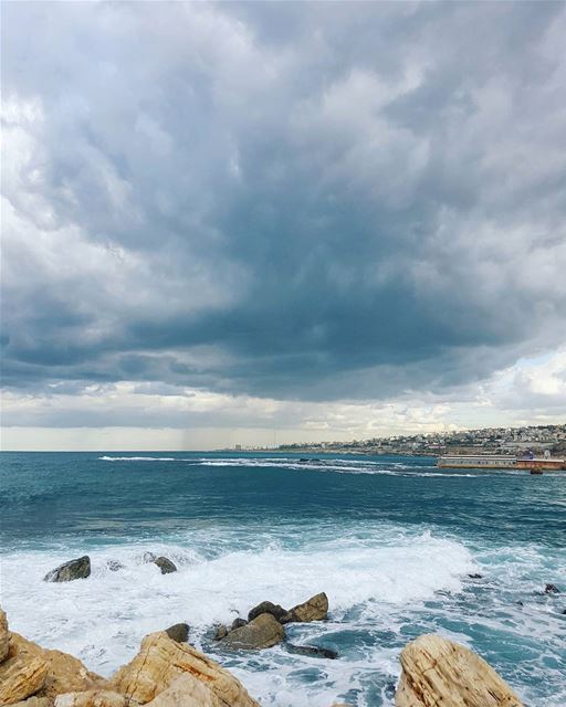 وبتضلا سما لبنان وبغيومها الأحلى🇱🇧.. livelovebyblos livelovelebanon... (Jbeil جبيل)