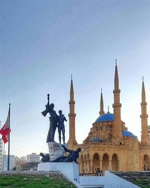 ورأيت الشهداء واقفين كل على نجمته سعداء بما قدموا للموتى الأحياء من أمل▪▪ (Martyrs' Square, Beirut)